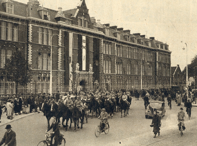 99756 Afbeelding van troepen van het Regiment Veldartillerie, ter hoogte van de versierde Kazerne der Veldartillerie ...